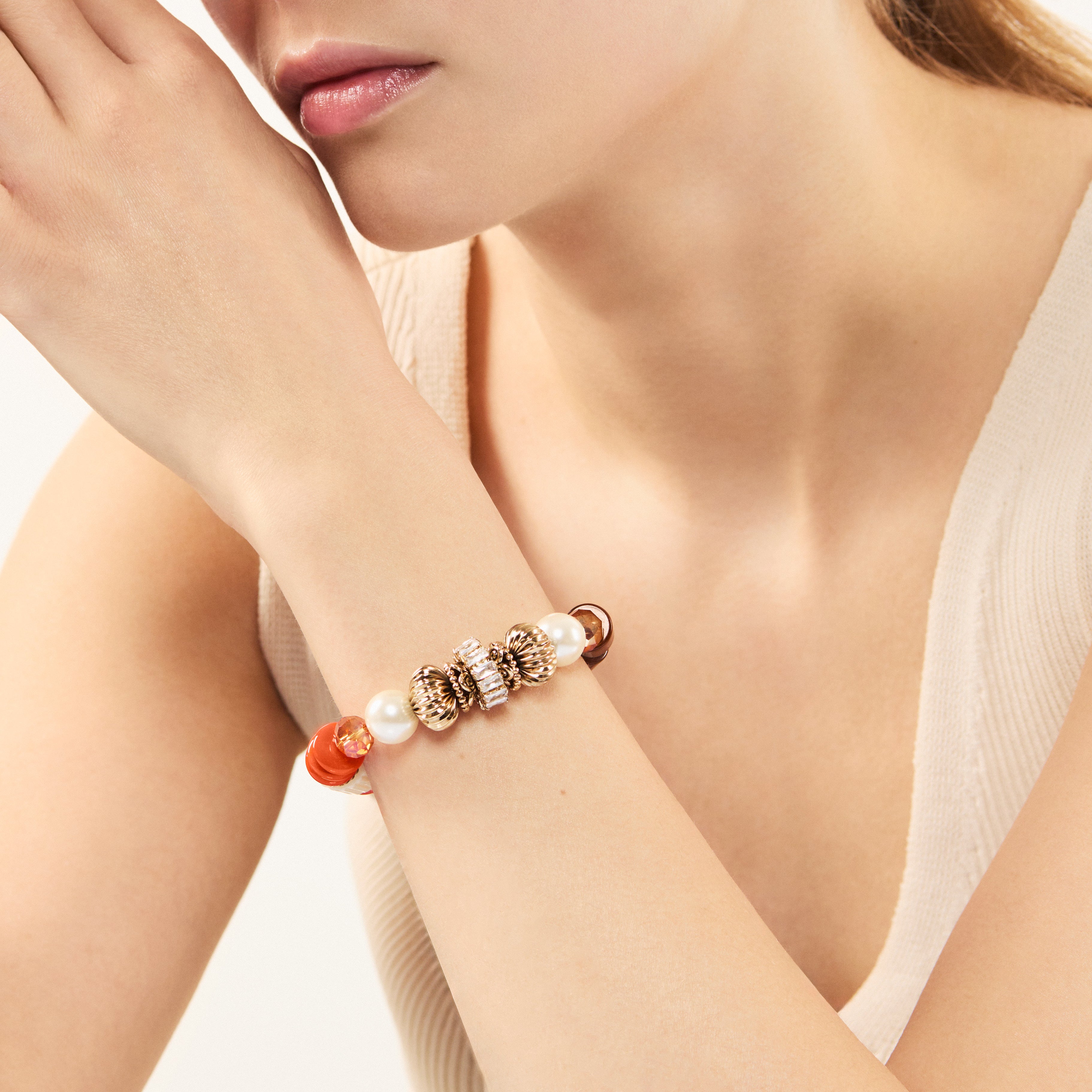 Bracciale elastico cilindretti e charm Essenza - Corallo - Sodini Bijoux